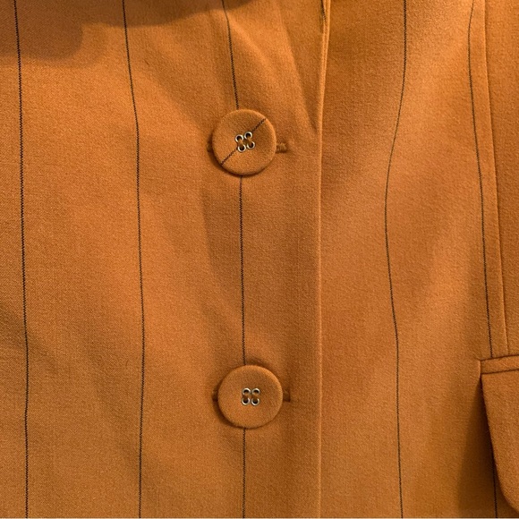 Perfect fall pinstripe 3/4 cinched sleeve single breasted blazer - Picture 5 of 11